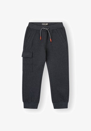 Pantalones de chándal grises con cintura elástica, cordón negro y blanco con puntas rojas, bolsillos laterales y un bolsillo cargo en la pierna izquierda.