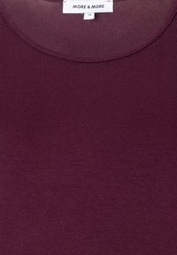 Burgunderfarbenes T-Shirt aus weichem, elastischem Stoff mit Rundhalsausschnitt und nahtlosem Design für eine glatte Verarbeitung. Etikett: MORE & MORE, Größe 36.