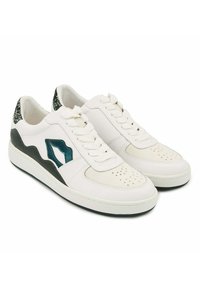 Baskets en cuir blanc avec un design en maille, des accents verts et bleus, un talon texturé et une zone de orteil perforée, le tout avec des lacets blancs.