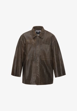 Veste en cuir marron avec col large, poches avant, manches longues et fermeture avant cachée, affichée sur fond blanc.