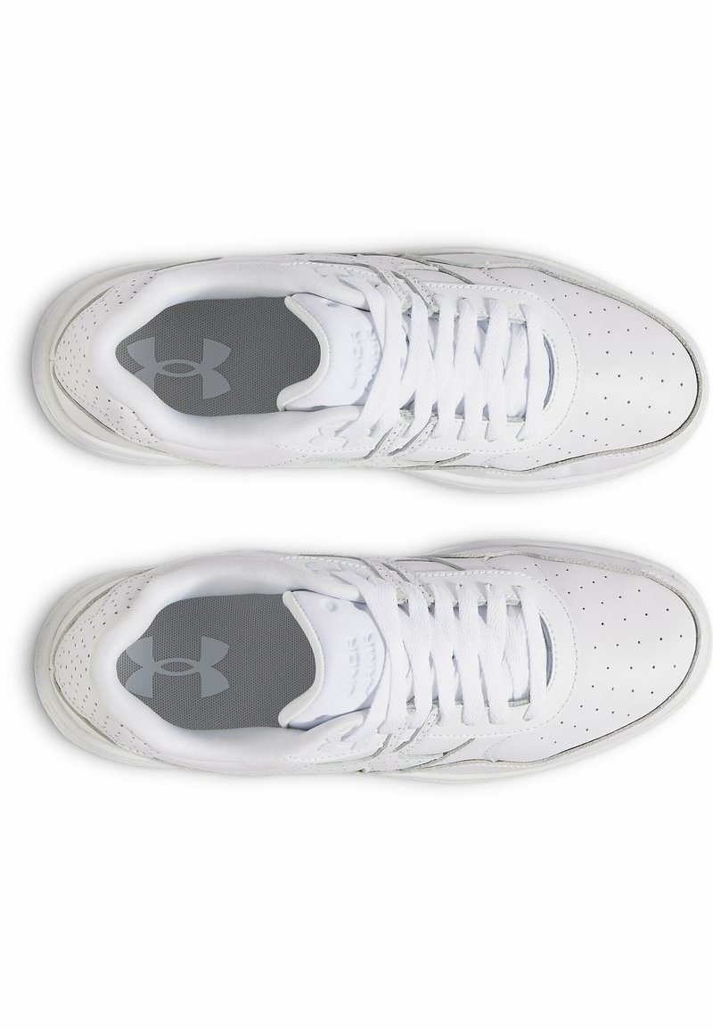 Zapatillas deportivas blancas con parte superior de cuero, diseño perforado, plantilla gris con un logo y suela de goma de perfil bajo.