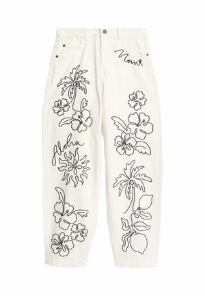 Weiße Jeans mit schwarzen Blumen- und Palmenmotiven, featuring den Text "Aloha" und "Mana", fünf Taschen und einer lockeren Passform.