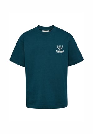 Ciemnoturkusowy t-shirt z krótkim rękawem, okrągłym dekoltem i małym białym logo Hummel Sportswear na lewej piersi.