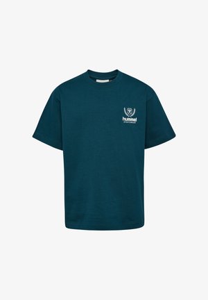 Mørk teal t-shirt med korte ærmer, rund hals og lille hvid Hummel Sportswear-logo på venstre bryst.