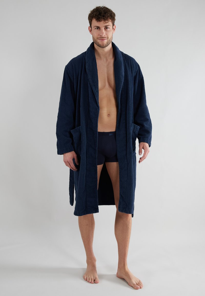 Navyblauer Frottee-Bademantel mit langen Ärmeln, zwei vorderen Taschen und einem gebundenen Bund, der eine weiche Textur und ein offenes Frontdesign aufweist.