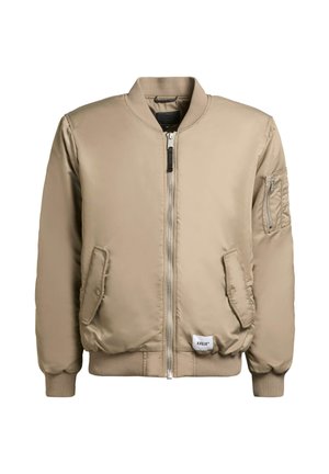 Giubbotto bomber beige con una texture liscia e lucida, chiusura con zip, polsini e orlo a costine, tasche laterali e una tasca a toppa sulla manica sinistra.