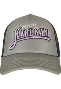 Grå caps med en strukturert front, mesh-sider og justerbar bak. Har brodert "KARL KANI" i lilla og lys grå med året det ble etablert.