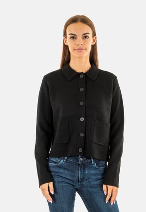 Cárdigan negro de punto con cuello tipo camisa, cierre de botones en la parte delantera y dos bolsillos de parche en el frente. Diseño corto y ajustado, fabricado con un tejido texturizado.