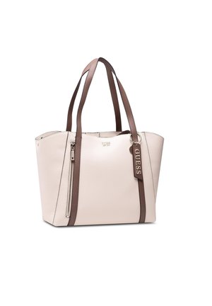Beige draagtas met donkerbruine handvatten en afwerking, een voorvak met rits en een hanglabel met de tekst "GUESS".