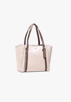 Béžová taška typu tote s tmavě hnědými rukojeťmi a lemováním, přední kapsou na zip a zavěšenou visačkou s nápisem "GUESS".