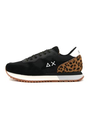 Baskets noires en matériaux daim et cuir, avec un accent imprimé léopard sur le talon, un logo blanc et une semelle en caoutchouc avec adhérence.