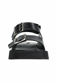 Zwarte leren sandalen met twee verstelbare riemgespen, platte zwarte zool en een gladde textuur. Minimalistisch ontwerp en open teenvorm.