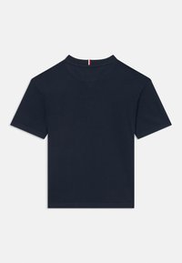 Camiseta de manga corta azul marino de algodón, con cuello redondo y una franja de color en la parte posterior del cuello. Textura suave, diseño minimalista.