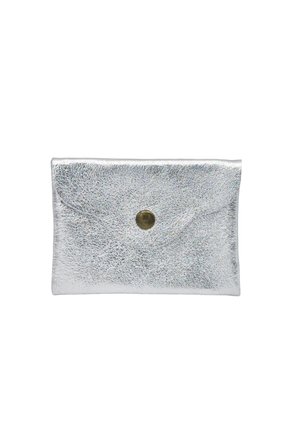 Petit clutch métallique argenté en forme d’enveloppe avec une fermeture centrale à bouton rond doré sur fond blanc.