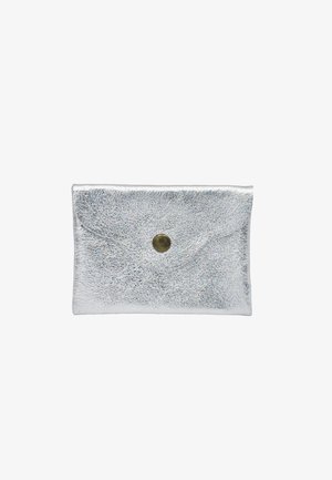 Petit clutch métallique argenté en forme d’enveloppe avec une fermeture centrale à bouton rond doré sur fond blanc.