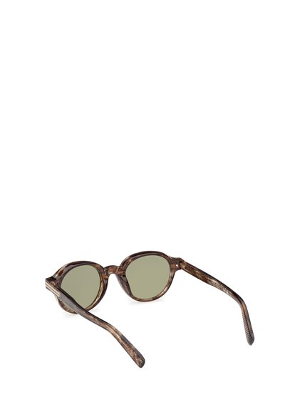 Runda solglasögon med en genomskinlig brun ram och gröna tonade linser; har texturerade armar och subtila mönsterdetaljer.