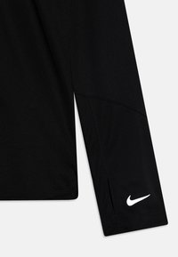 Zwarte lange mouwen sportshirt van textuurstof, met een wit Nike-logo en duimhaken aan de mouwmanchetten.