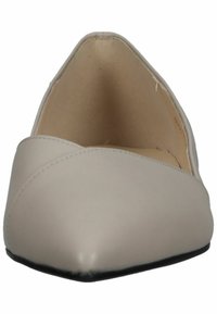 Chaussure plate beige à bout pointu avec un extérieur en cuir lisse, des détails de couture subtils et une semelle noire. Intérieur couleur tan et rembourré.