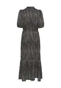 Zwarte midi-jurk met witte onregelmatige polka dots, korte pofmouwen en een gelaagde ruches zoom, gezien vanaf de achterkant.