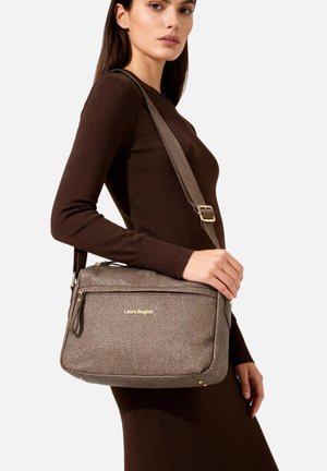 Borsa marrone con texture e logo dorato; dotata di tracolla, scomparti con cerniera e forma rettangolare. Accessori metallici di rilievo.