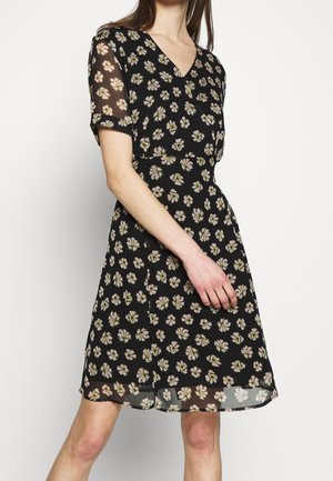 Robe noire à fleurs avec un décolleté en V, des manches courtes en voile et un motif de fleurs roses et vertes. Tissu fluide avec une coupe évasée.