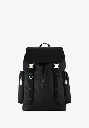 Mochila negra hecha de tela duradera, con una parte superior plegable, dos bolsillos laterales con cremallera, correas ajustables y detalles en metal plateado.
