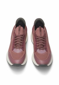 Bourgogne träningsskor med en texturerad ovandel av mesh och syntetiska material, rund tå, platta snörningar och en kontrasterande sula.