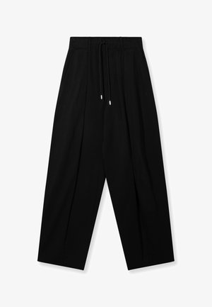 Pantaloni neri a gamba larga con vita elastica e cordoncini neri, mostrati distesi su uno sfondo bianco.