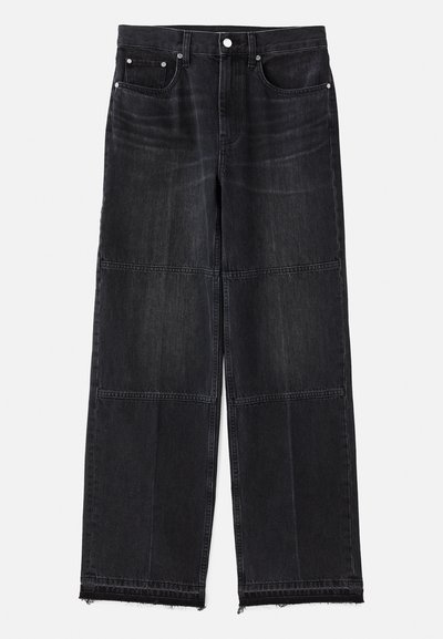 Jeans en denim noir à jambes larges présentant un design en panneaux, une finition cinq poches et des ourlets bruts, avec une texture légèrement dégradée.