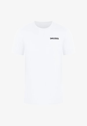 Weißes Baumwoll-T-Shirt mit kurzen Ärmeln und Rundhalsausschnitt. Auf der linken Brusthälfte befindet sich ein schwarzes "SMILODOX"-Logo.
