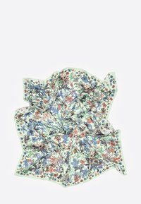 Pañuelo de seda floral con fondo verde claro, patrones intrincados de flores rojas, azules y negras, con una textura suave y un drapeado elegante.