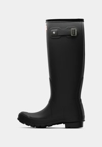 Czarne, gumowe buty do kolan o matowym wykończeniu, okrągłym czubku, teksturowanej podeszwie i regulowanym pasku po boku.