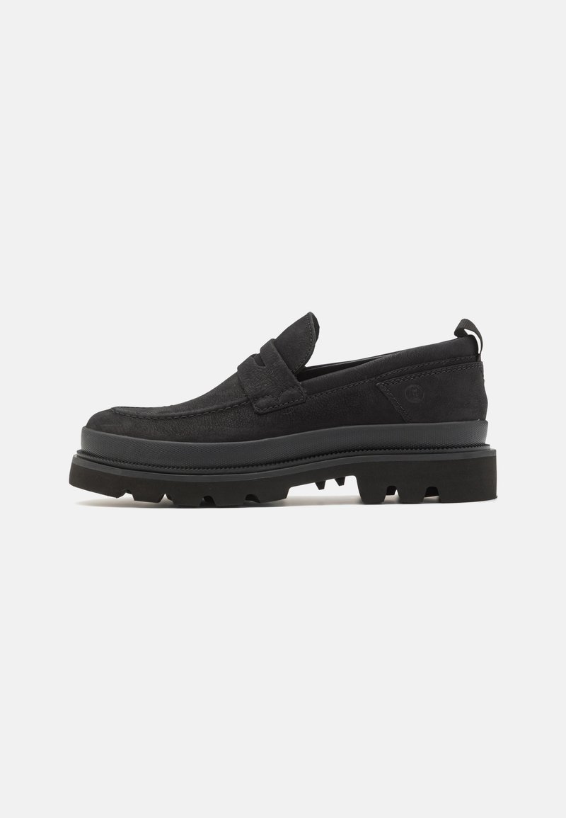 Mocasín de ante negro con suela gruesa y con taco, punta redondeada y tira en el talón, visto de lado sobre un fondo blanco.