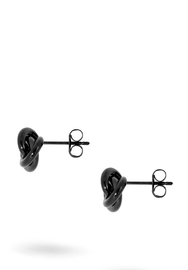 Czarne kolczyki stud z designem skręconego węzła, wykonane z błyszczącego materiału. Posiadają zapięcie na sztyft zapewniające pewne mocowanie.
