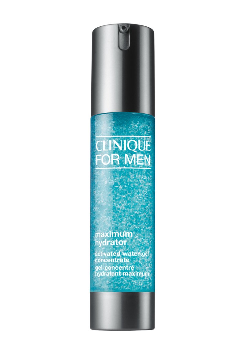 Clinique for Men Maximum Hydrator dans un gel turquoise clair et texturé. Présente un capuchon de pompe argenté et une étiquette blanche indiquant les informations sur le produit.