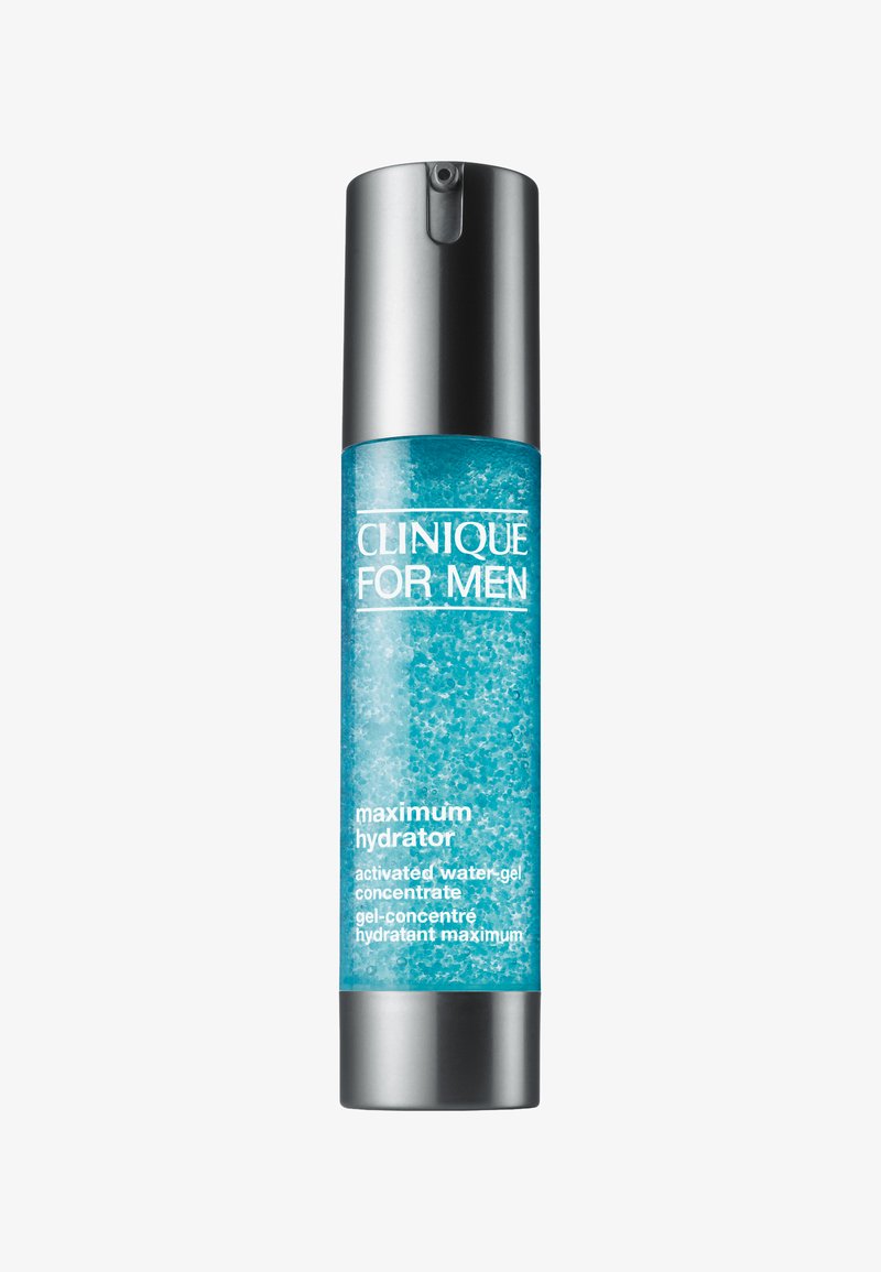 Clinique for Men Maximum Hydrator dans un gel turquoise clair et texturé. Présente un capuchon de pompe argenté et une étiquette blanche indiquant les informations sur le produit.