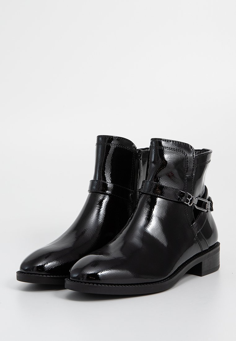 Stivaletti alla caviglia in pelle verniciata nera con tacco basso a blocco, cinturino con fibbia laterale e finitura liscia e lucida.