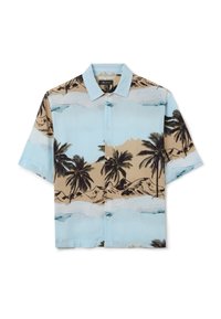 Camisa de manga corta con tejido azul claro y estampado de palmeras y montañas en negro y beige. Cierre frontal con botones y cuello.