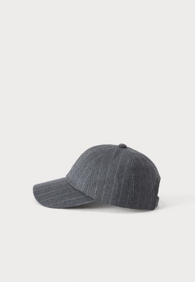 Casquette de baseball gris foncé à fines rayures avec une visière courbée, vue de profil sur un fond blanc uni.