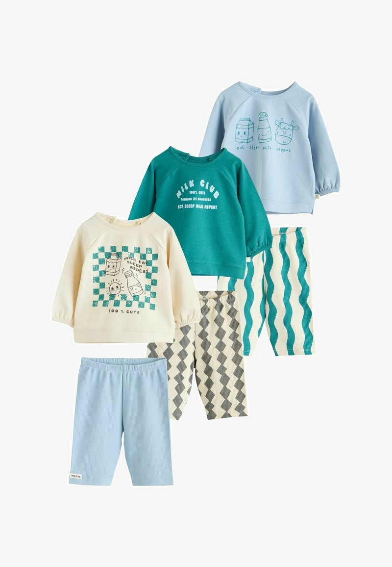 Set med barnkläder som innehåller två sweatshirts i teal och cream, kombinerade med mönstrade byxor och shorts i blått med subtila texturerade mönster.
