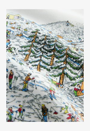 Material colorat cu o scenă de schi de iarnă, având copaci acoperiți cu zăpadă, schiori îmbrăcați în diverse ținute și un peisaj înzăpezit.