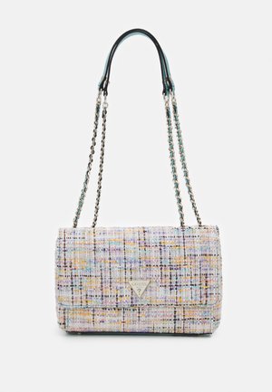 Petit sac à bandoulière rectangulaire en tweed multicolore avec des chaînes argentées et un logo triangulaire Guess sur le rabat avant.