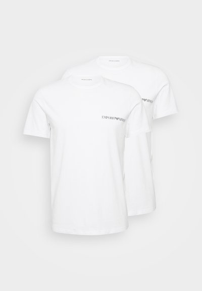 Weiße Baumwoll-T-Shirts mit Rundhalsausschnitt und kurzen Ärmeln, mit einem schwarzen Logo auf der linken Brust. Zwei Hemden werden zusammen angeboten.