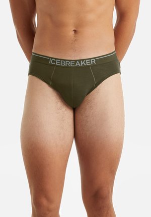 Olivengrüne Slips mit einem grauen "ICEBREAKER"-Bund, die eine enge Passform, eine glatte Textur und keine Muster oder sichtbare Hardware aufweisen.