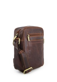 Braune Leder-Umhängetasche mit rechteckiger Form, versehen mit einer vorderen Reißverschlusstasche, Messingbeschlägen und einer strukturierten Oberfläche.