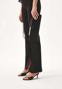Kazar LUCIA - Kontsaga tagant lahtised kingad - black