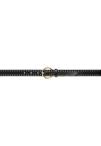 Zwarte leren riem met kleine zilveren studs, een ronde gouden gesp en een leren lus op een witte achtergrond.