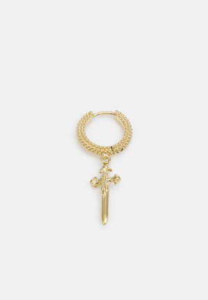 Gouden creolen met een textuur in een cirkelontwerp en een hangend zwaard pendant met een kruisdetail. Gladde afwerking en glanzend oppervlak.