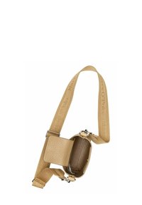 Sac bandoulière beige avec bandoulière réglable et compartiment principal ouvert, fabriqué en cuir texturé et doté de quincaillerie en ton argent.