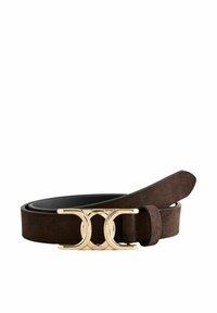 Bruin suède riem met een goudkleurige metalen gespsluiting, gekenmerkt door een dubbele C-vormige vergrendelingsontwerp, gewikkeld op een witte achtergrond.